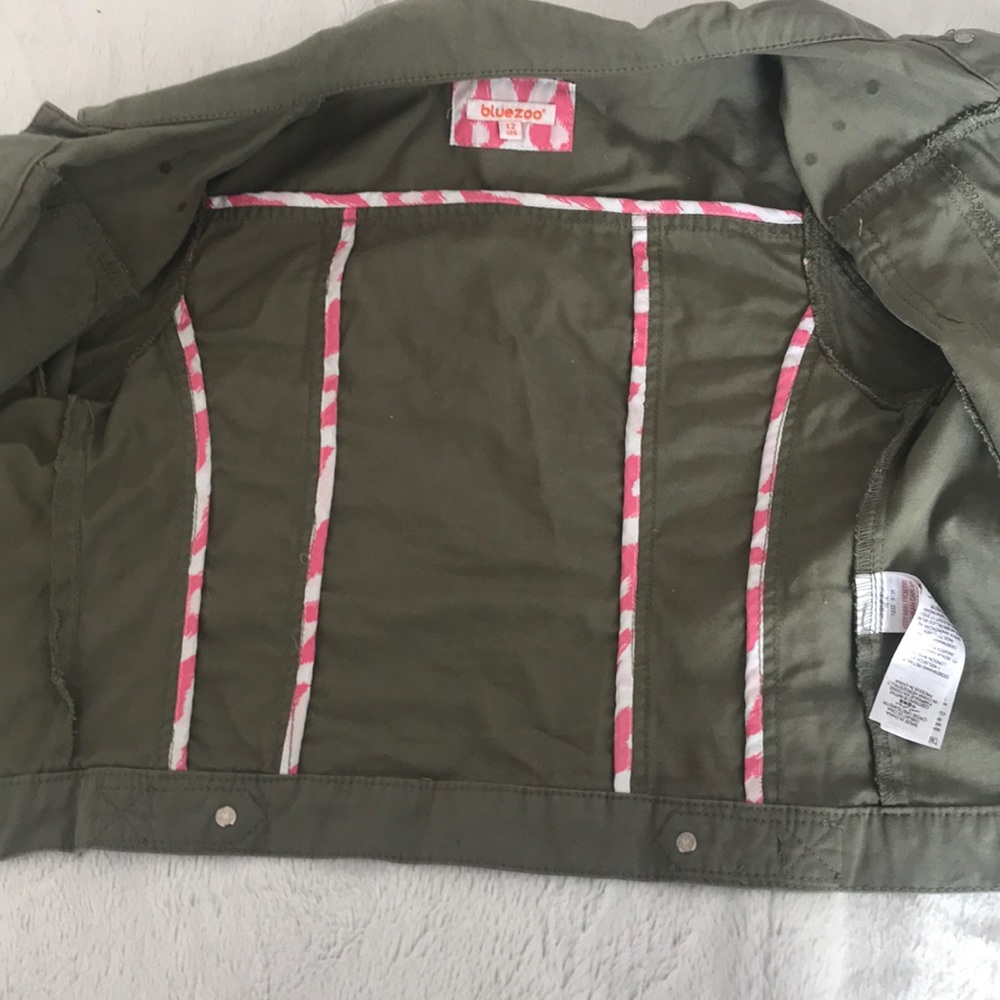 A green jacket - Picture 3 of 4